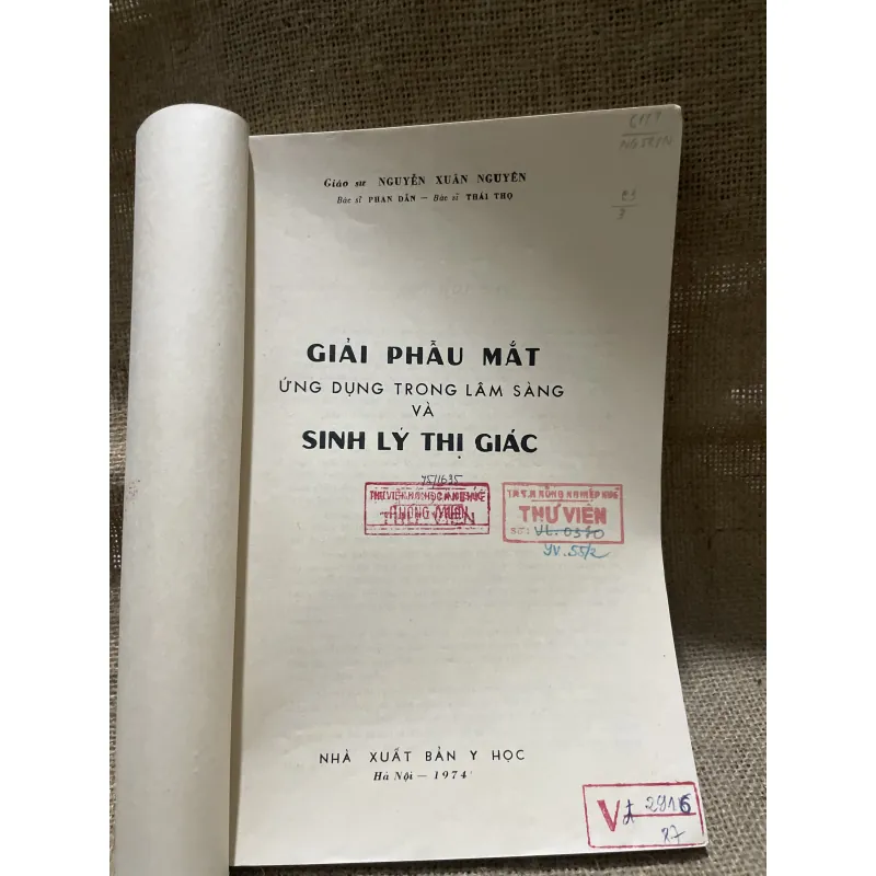 GIẢI PHẨU MẮT ỨNG DỤNG TRONG LÂM SÀNG VÀ SINH LÝ THỊ GIÁC.  240 trang khổ lớn - 1974 799808