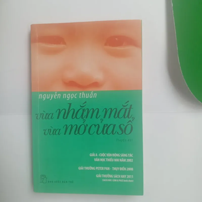 Vừa nhắm mắt, vừa mở cửa sổ 1027324
