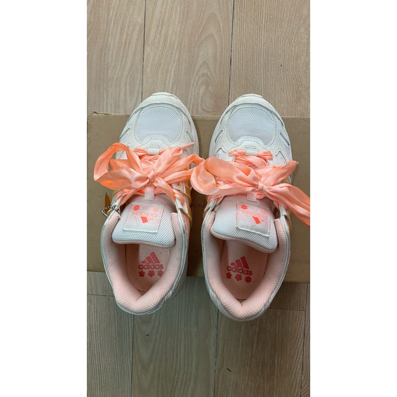 Giày adidas chính hãng size 37, còn mới 90%. 455821