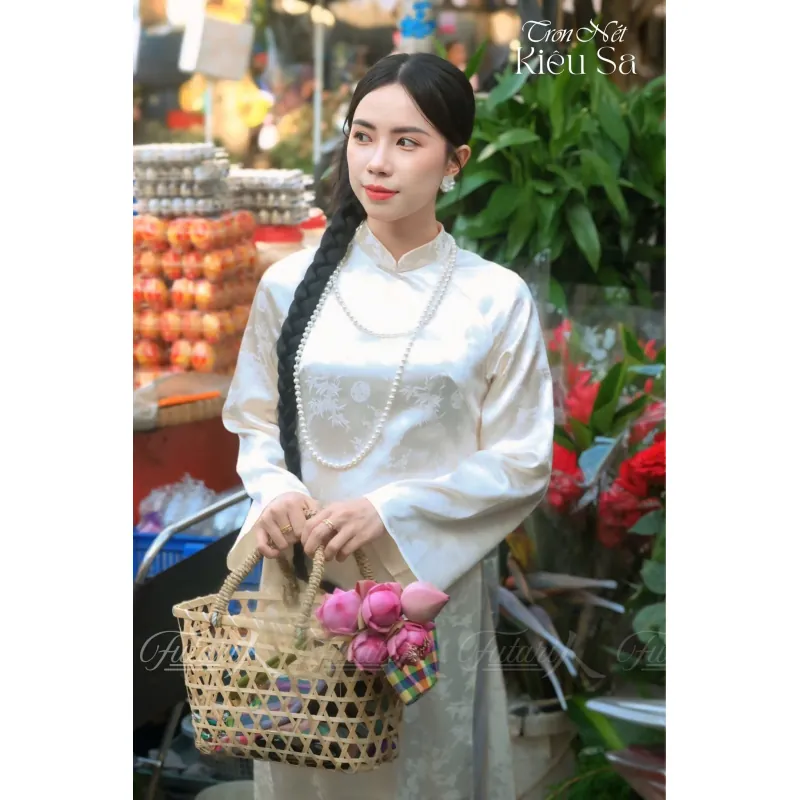 Váy cô dâu cổ cao dài tay chất liệu lụa màu trắng kem 737788