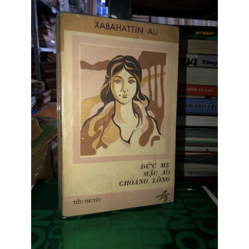 Đức mẹ mặc áo choàng lõng - Xabahattin Ali 787625