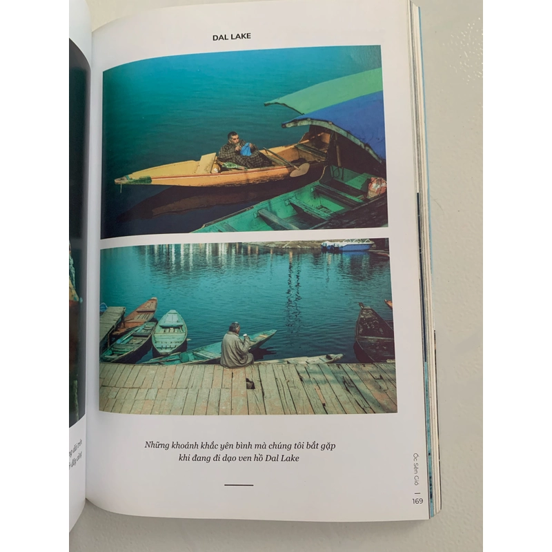 Hồi ký du lịch Ngày mai vẫn là tuổi trẻ + bookmark và postcard còn mới 462154