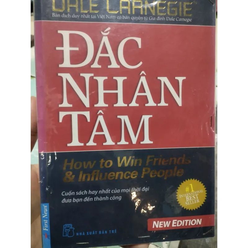sách "Đắc Nhân Tâm" của tác giả Dale Carnegie. 
 703842