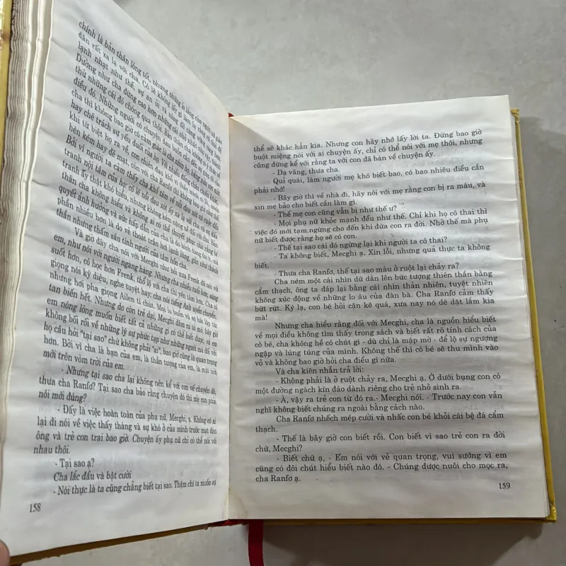 Tiếng chim hót trong bụi mận gai (Bìa cứng, có ẩm) 747904