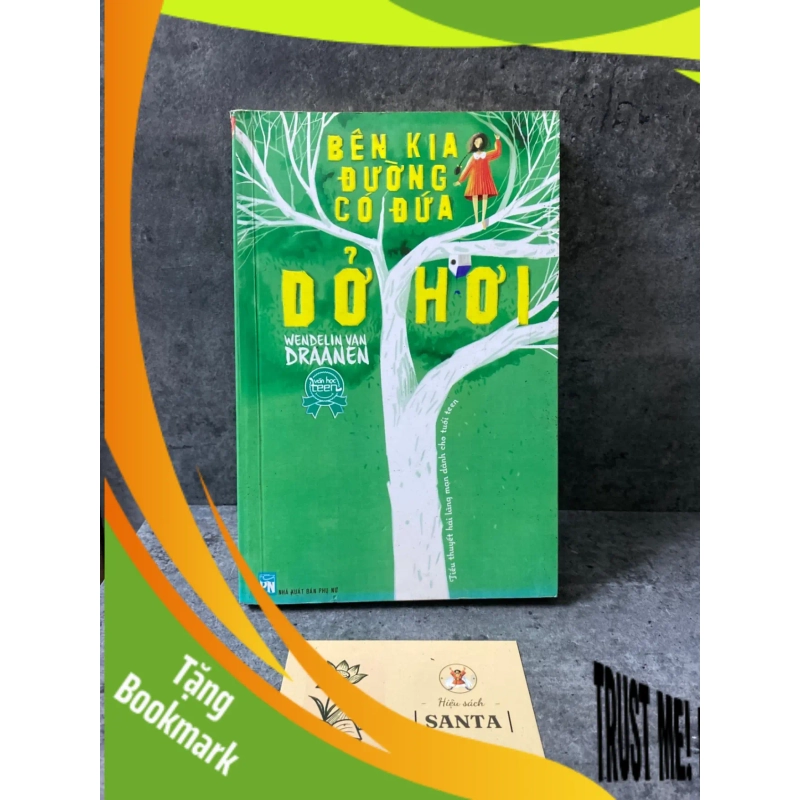 (TẶNG BOOKMARK) Bên kia đường có đứa dở hơi Sách văn học RBK0302 939432