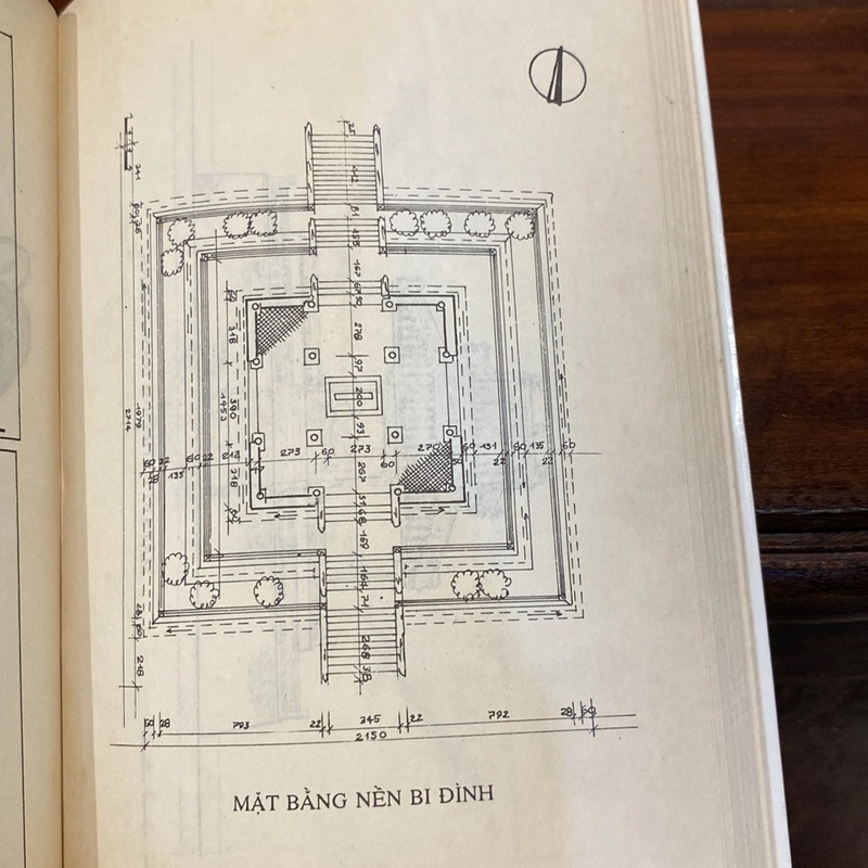 LE MAUSOLEE DE L'EMPEREUR MINH MẠNG (LĂNG VUA MINH MẠNG), TIẾNG PHÁP, XUẤT BẢN 1993 495565