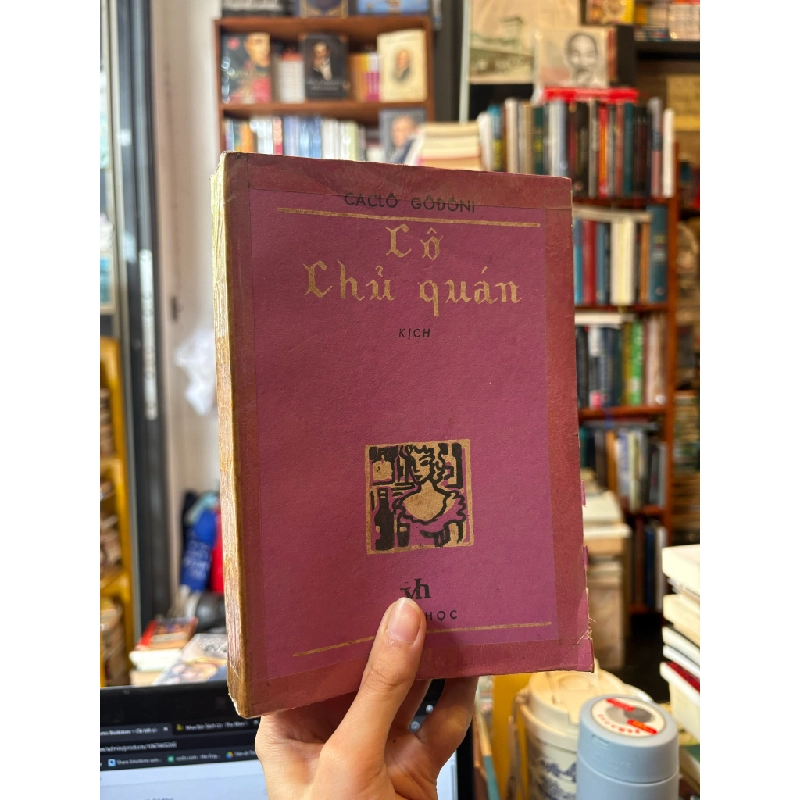 Cô chủ quán - Caclô Gôđôni 460361