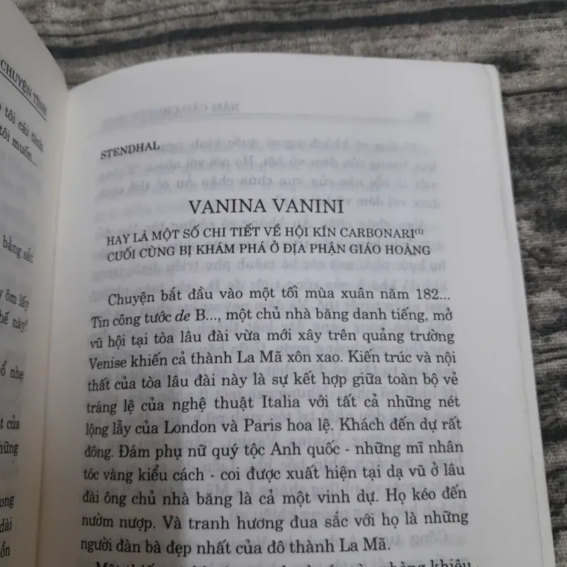 NĂM câu chuyện tình. Người dịch Đoàn Tử Huyến. Nxb Thuận Hóa 2002 748365