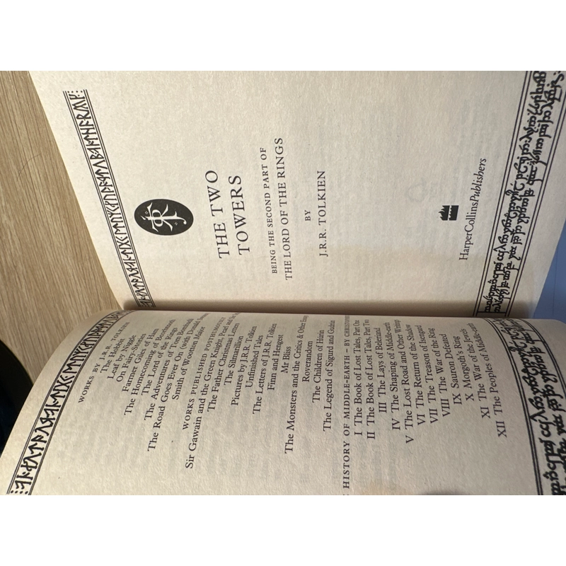 Sách tiểu thuyết The Lord of the Rings: The Two Towers – J.R.R. Tolkien – Mới 90% 528207