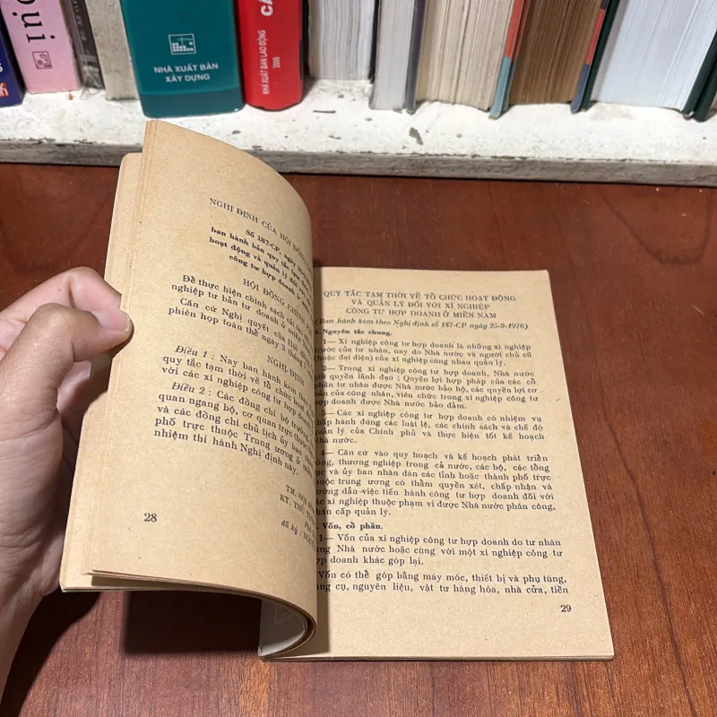 II Sách Xưa: Chính Sách Đối Với Công Thương Nghiệp Tư Bản Tư Doanh Ở Miền Nam - 1978 750587