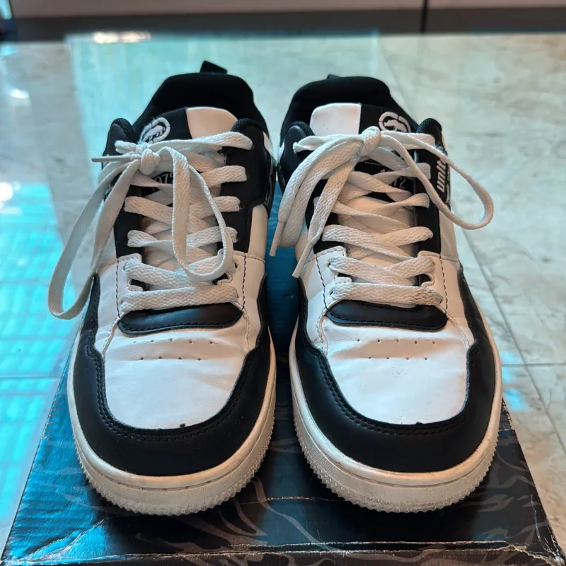Giày thể thao unisex sz sz 39 / 6 US / 5 UK/ 24 cm đã qua sử dụng 975767