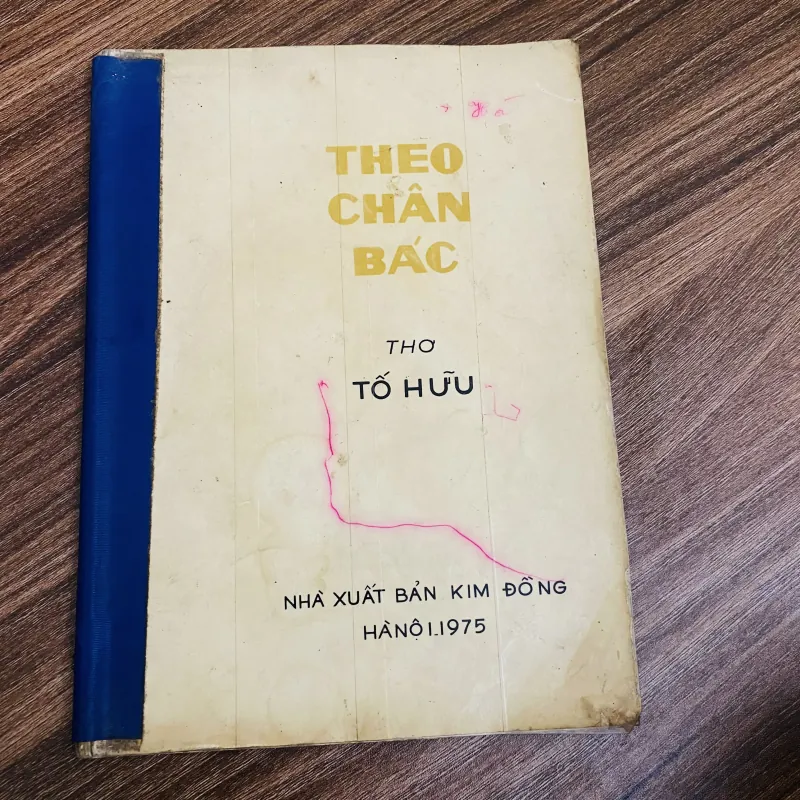 Theo chân - thơ Tố Hữu - nxb 1975 1024301