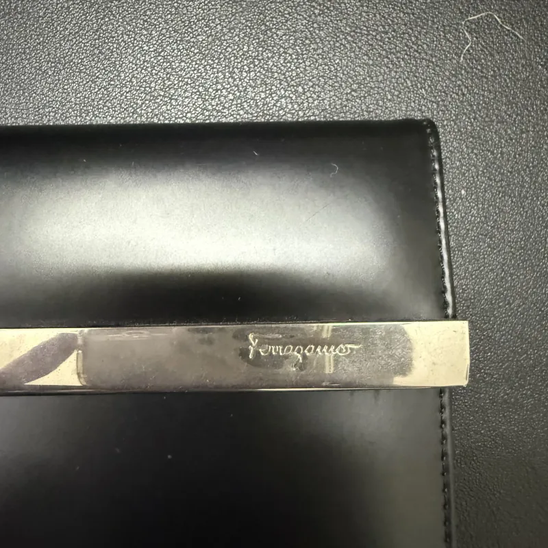 Ví nữ chính hãng Salvatore Ferragamo Leather Wallet màu đen 989639