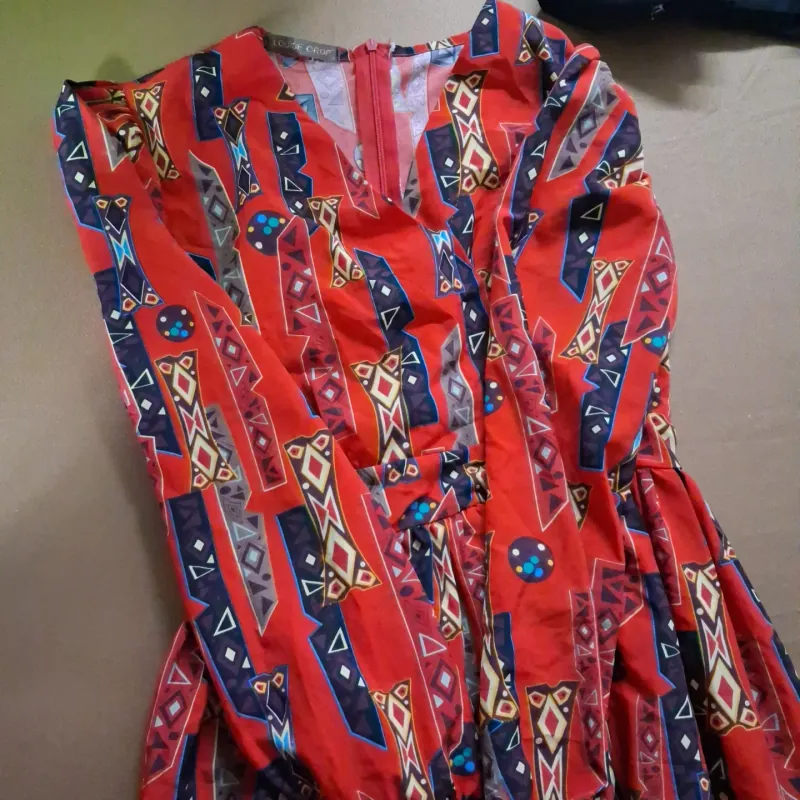 Đầm đỏ dạo phố 777638