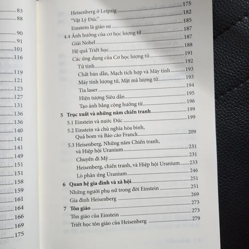 Einstein và Heisenberg - Những người đặt nền tảng cho vật lý hiện đại | Konrad Kleinknecht 930007