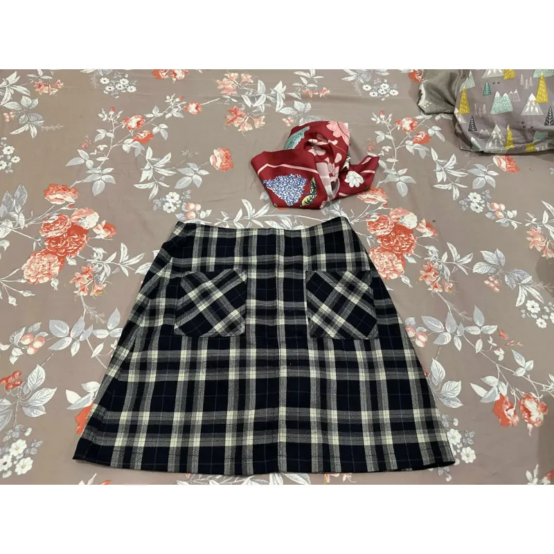 Chân váy kẻ MADELEN chữ A dáng ngắn còn mới đẹp 695775