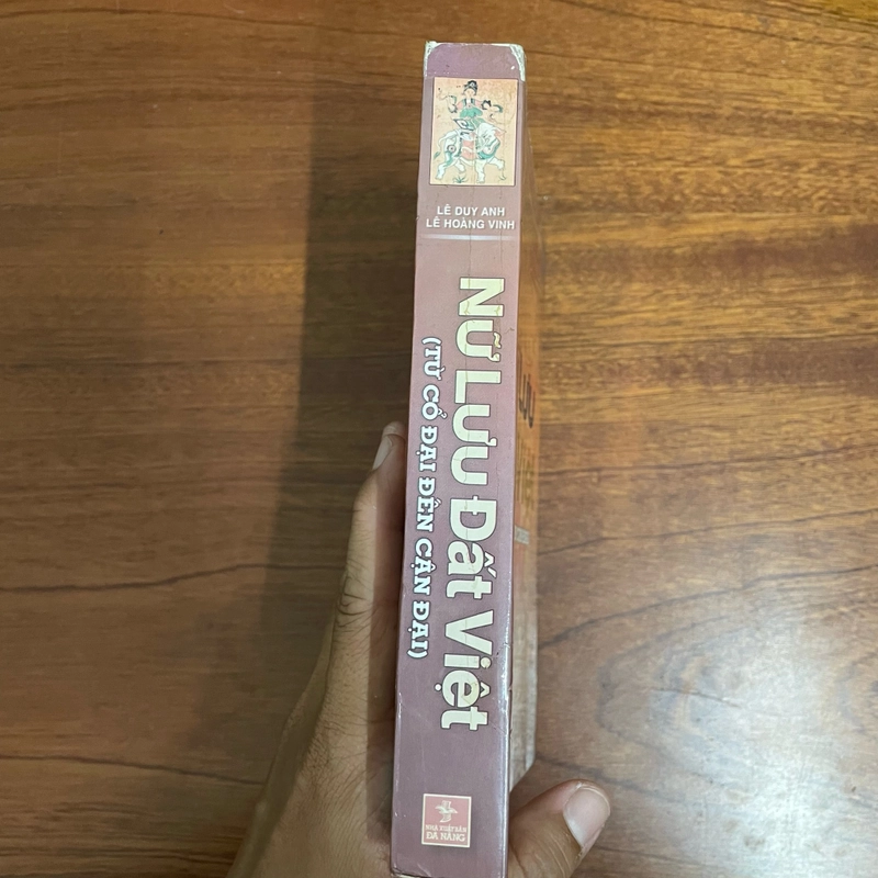 II Tựa sách: Nữ Lưu Đất Việt (Từ Cổ Đại Đến Cận Đại) - Lê Duy Anh, Lê Hoàng Vinh - 2006 485326