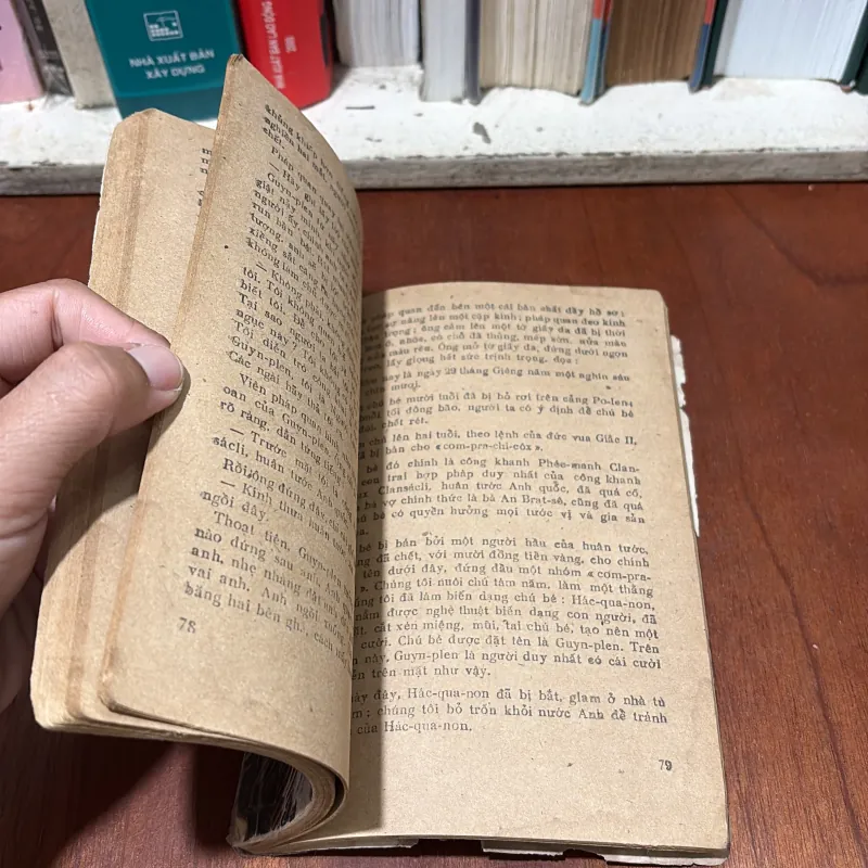 II Văn Học: Người Cười - VICTO HUYGO - 1988 751109