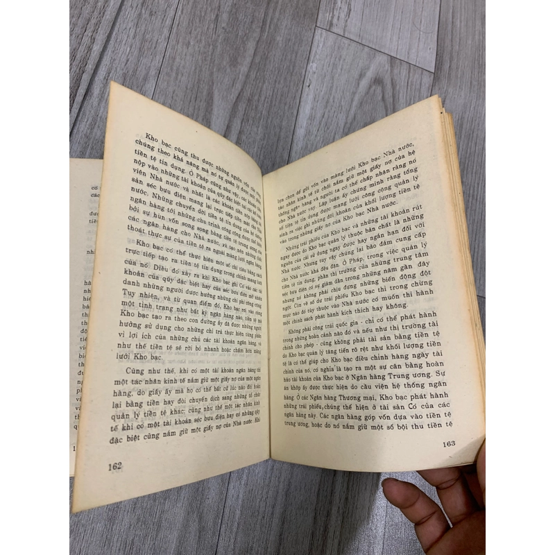 Tiền tệ ngân hàng và tín dụng - Robert Raymond. 999 473625