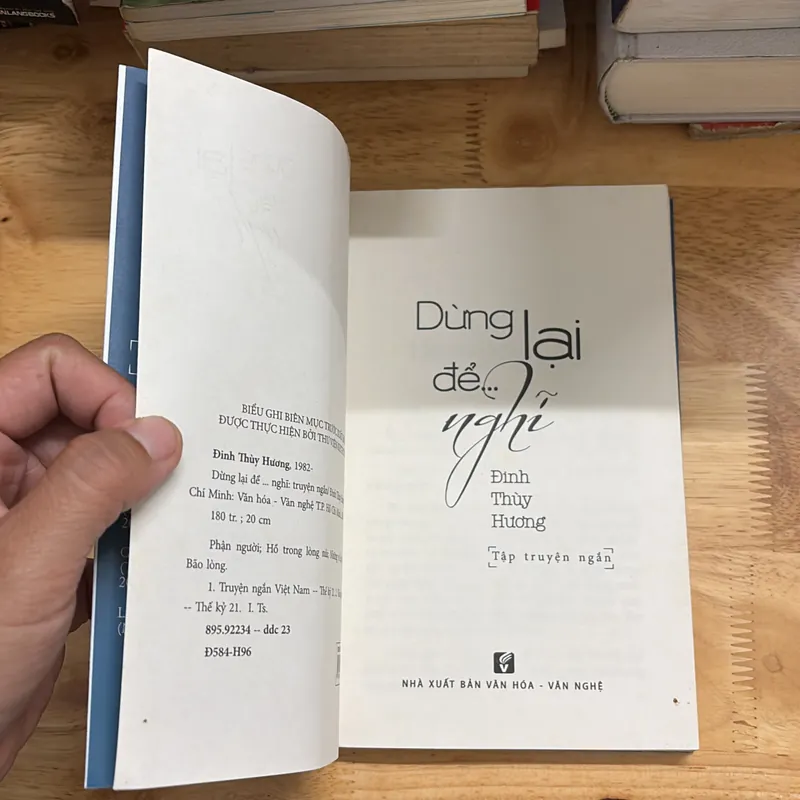 II Tập Truyện Ngắn: Dừng Lại Để Nghĩ - Đinh Thuỳ Hương - 2016 696005