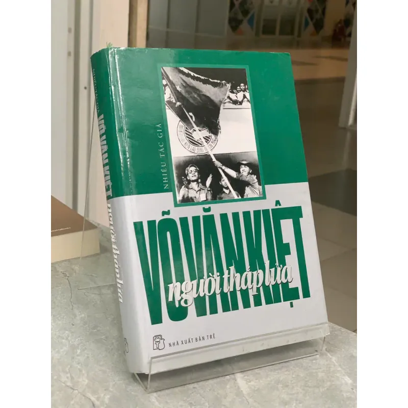 VÕ VĂN KIỆT NGƯỜI THẮP LỬA - NHIỀU TÁC GIẢ 699564