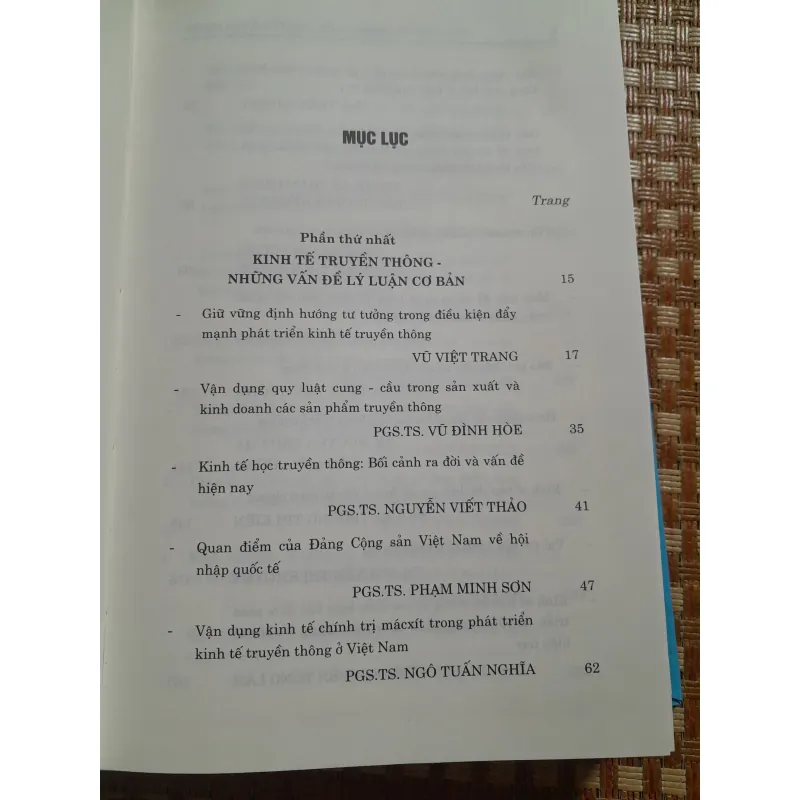 KINH TẾ TRUYỀN THÔNG LÝ LUẬN THỰC TIỄN VÀ KINH NGHIỆM 761489