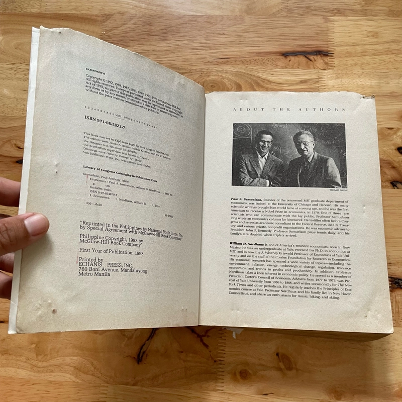 II Economics Books: ECONOMICS - Paul A. Samuelson & William D. Nordhaus 493825