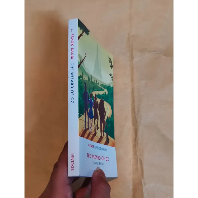 The Wizard of Oz	L. - Frank Baum (Vintage Classics) 1025157