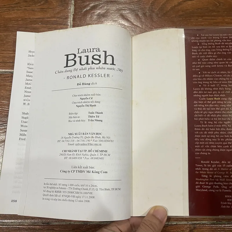 Chân dung đệ nhất phu nhân nước Mỹ Laura Bush - Ronald Kessler (k4) 707364