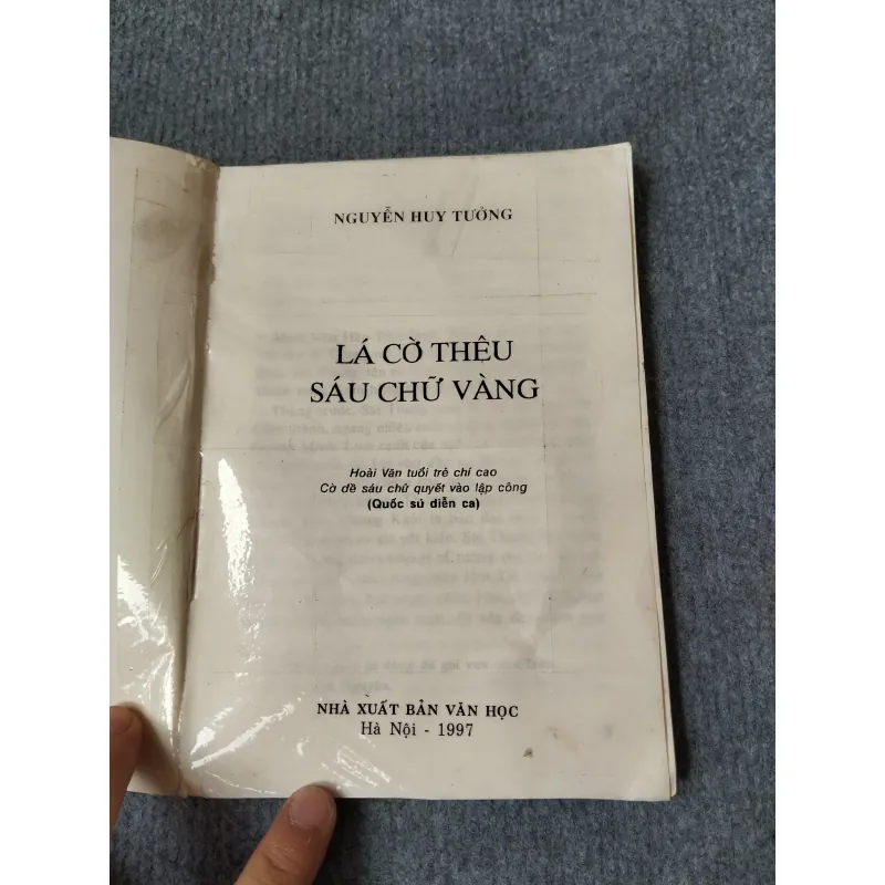 LÁ CỜ THÊU SÁU CHỮ VÀNG - NGUYỄN HUY TƯỞNG 719831