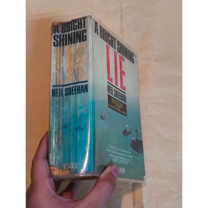 A Bright Shining Lie: John Paul Vann and America in Vietnam -  Neil Sheehan 1027334