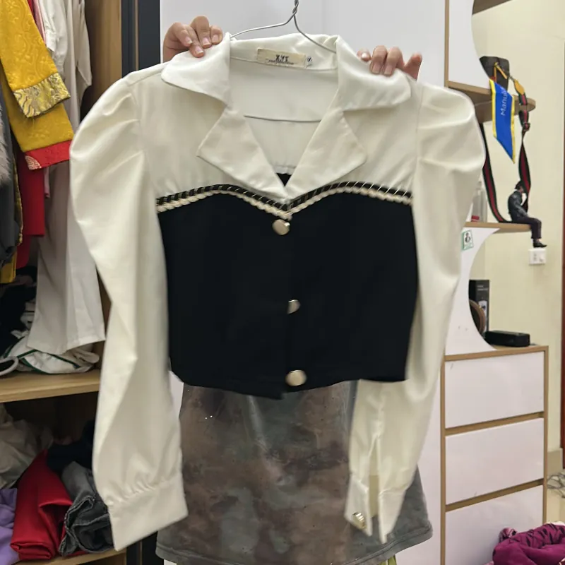 Áo sơ mi croptop sz s màu đen trắng 1025297