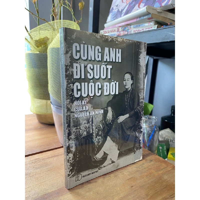 Cùng anh đi suốt cuộc đời - hồi ký của bà Nguyễn An Ninh 125647