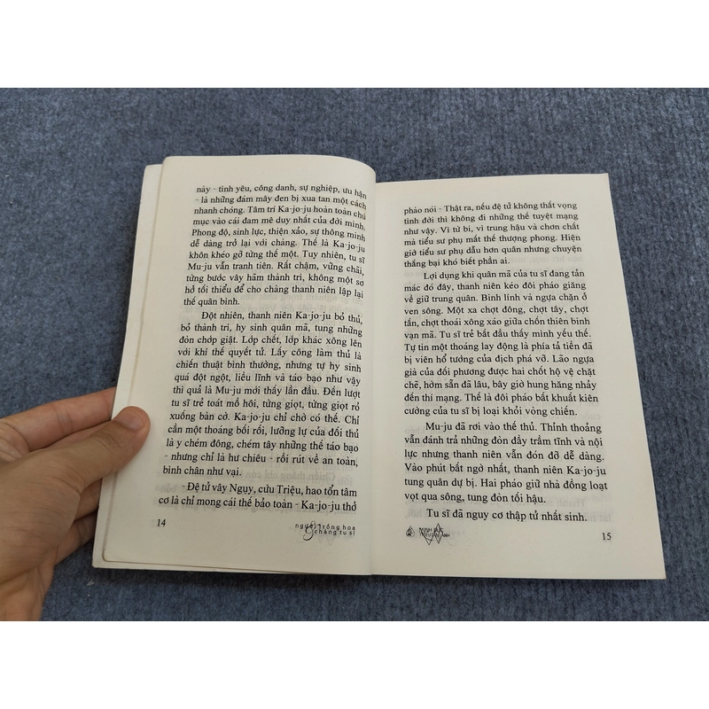 NGƯỜI TRỒNG HOA VÀ CHÀNG TU SĨ 494924