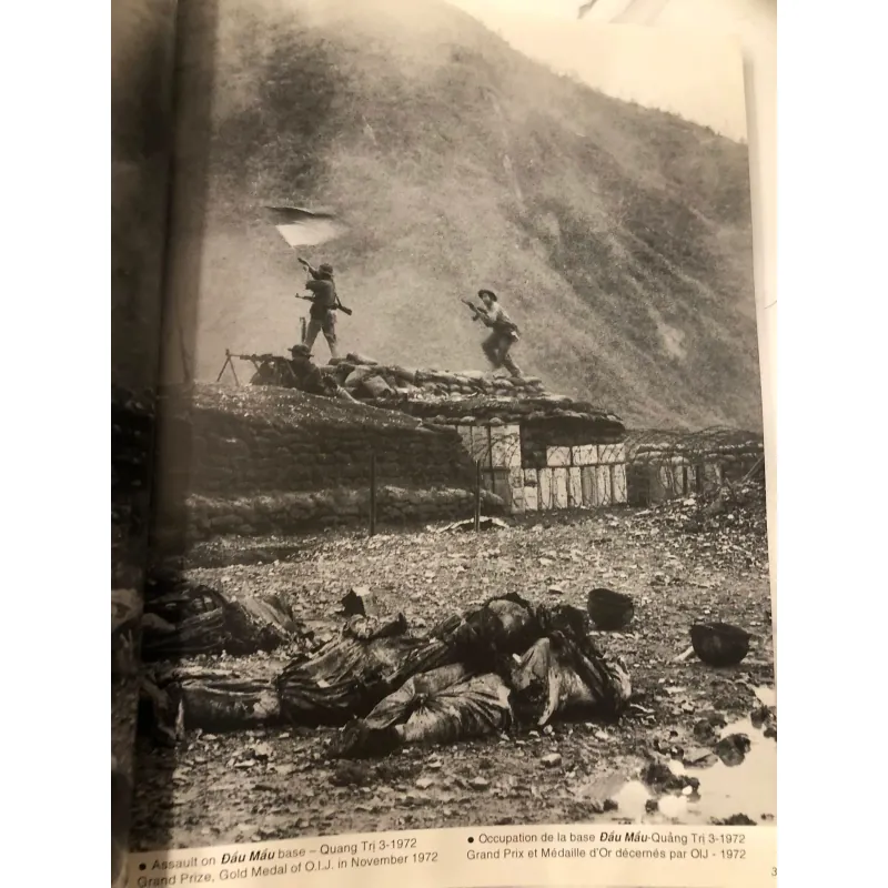 Khoảnh khắc - Moments : Ảnh phóng sự về chiến tranh Việt Nam - Đoàn Công Tính 758325