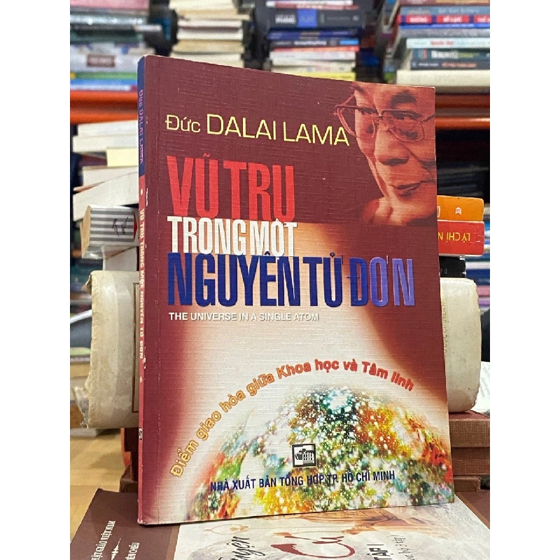 Đạt Lai Lạt Ma - Vũ trụ trong một nguyên tử sự hội tụ của khoa học và tâm linh - The international Bestseller 121163