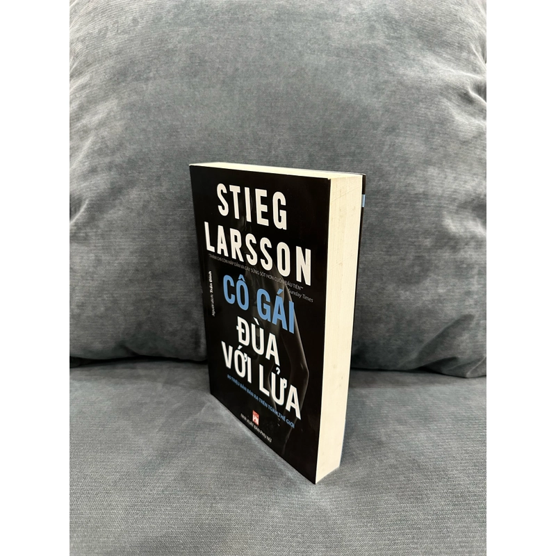 Cô gái đùa với lửa - Stieg Larsson 335496