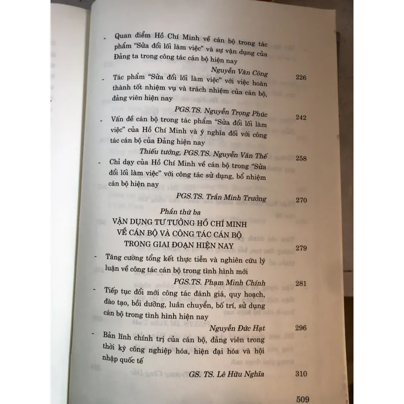 Tư tưởng Hồ Chí Minh về cán bộ và công tác cán bộ 712378