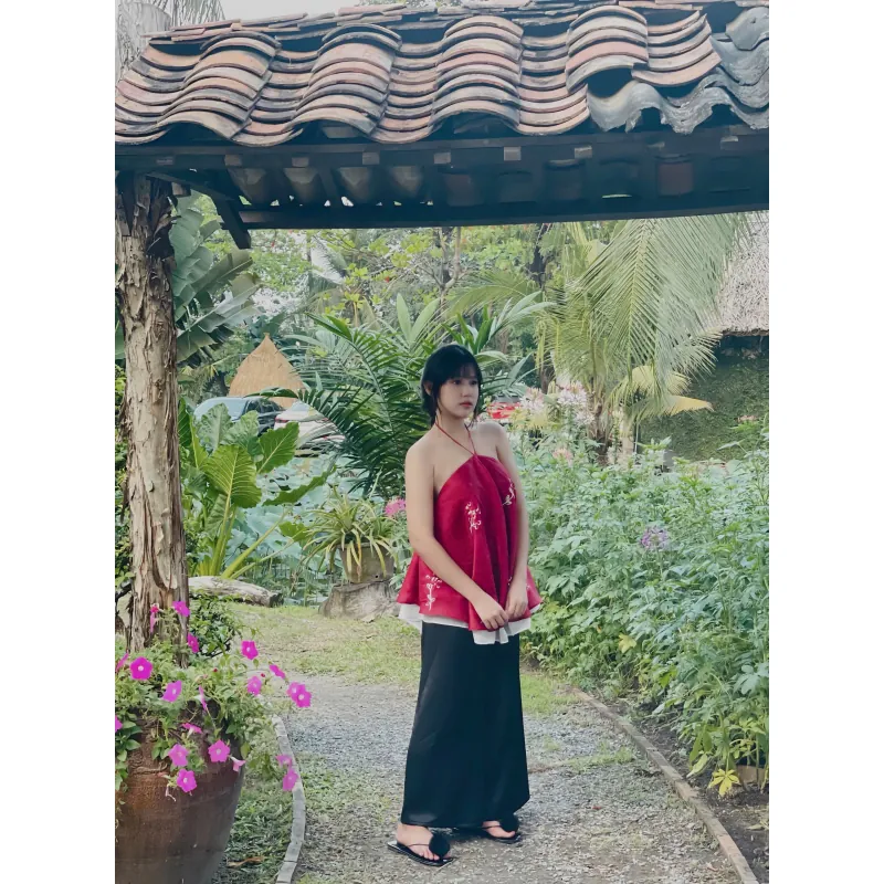 Trang phục truyền thống áo yếm và váy nữ cách điệu màu đỏ phối hoa văn 786320