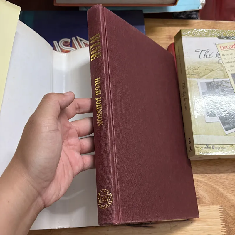 II English Book: WINE _ The Classic Guide To The World Of Wine - HUGH JOHNSON 691217