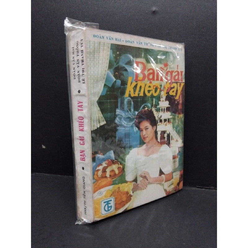 Bạn gái khéo tay mới 60% bẩn bìa, ố vàng HCM2110 Đoàn Văn Hai, Đoàn Văn Thông, Thanh Thúy KỸ NĂNG 917233