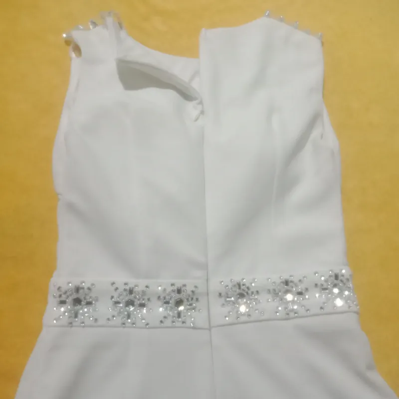 Body đính đá, chất vải mềm mịn, màu trắng , đá được đính trên đầm là đá loại 1 rất sáng   720696