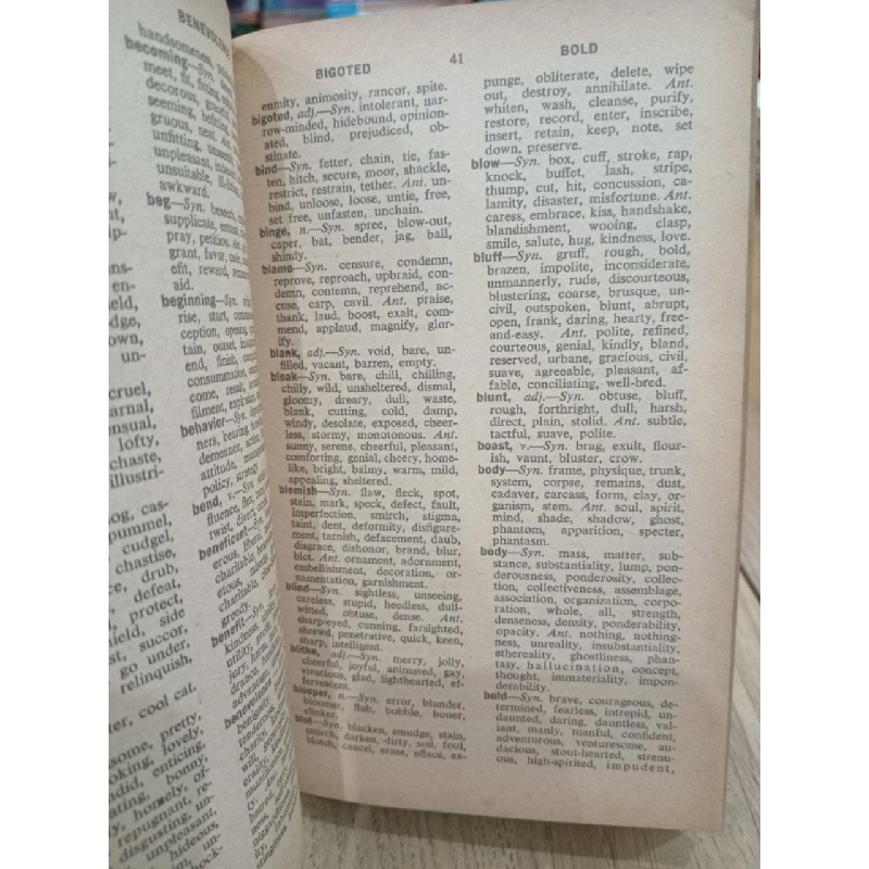 A dictionary of synonyms and antonyms - Joseph Devlin 537860