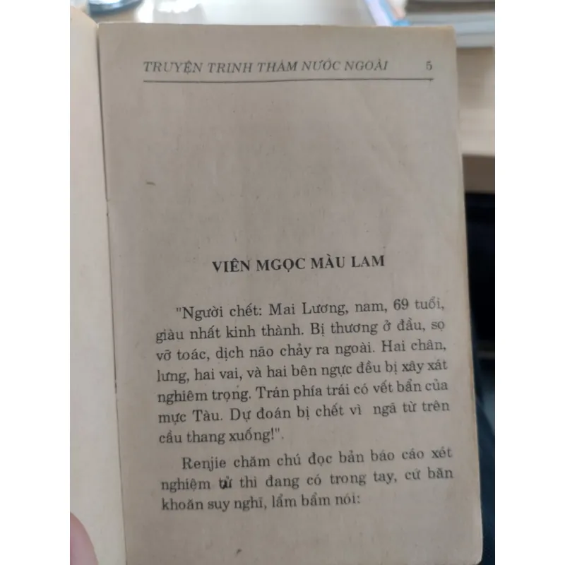 cuốn sách cũ thuộc loại sưu tầm, có tên là "Tuyển chọn Truyện Trinh Thám Nước Ngoài" 1032636