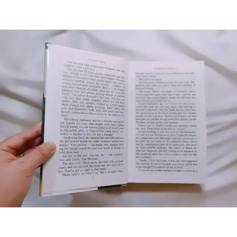 Omnibus - Evelyn Hood 756962