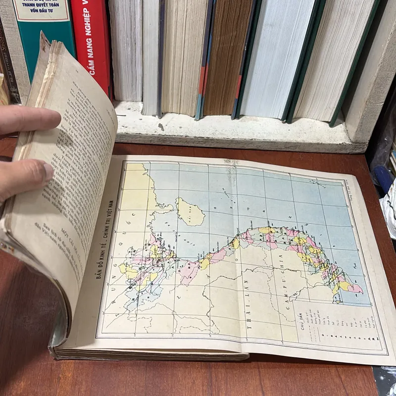 II Lịch Sử: Việt Nam _ Đất Nước Anh Hùng - 1975 724645