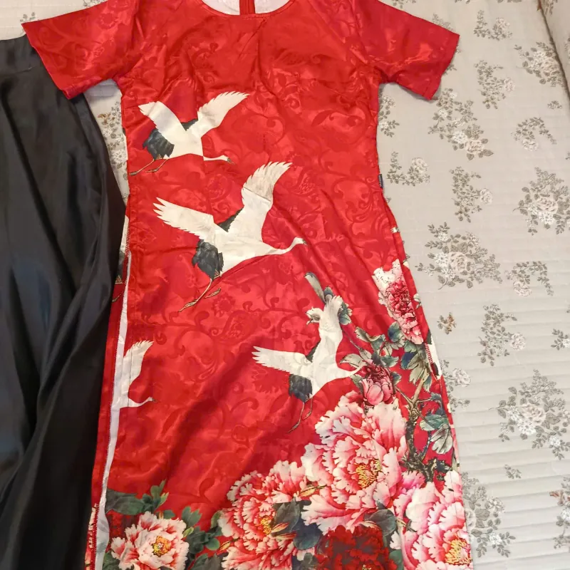 Áo dài hoa gấm kèm chân váy đen dài size M  1022450