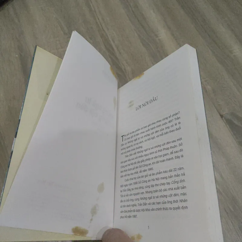 Những Ngã Tư Và Những Cột Đèn - Trần Dần 732159