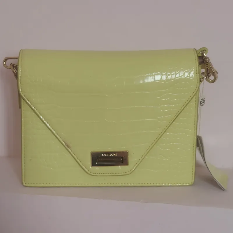 Thanh lý túi xách nữ màu vàng gà non rất dễ thương. 936415