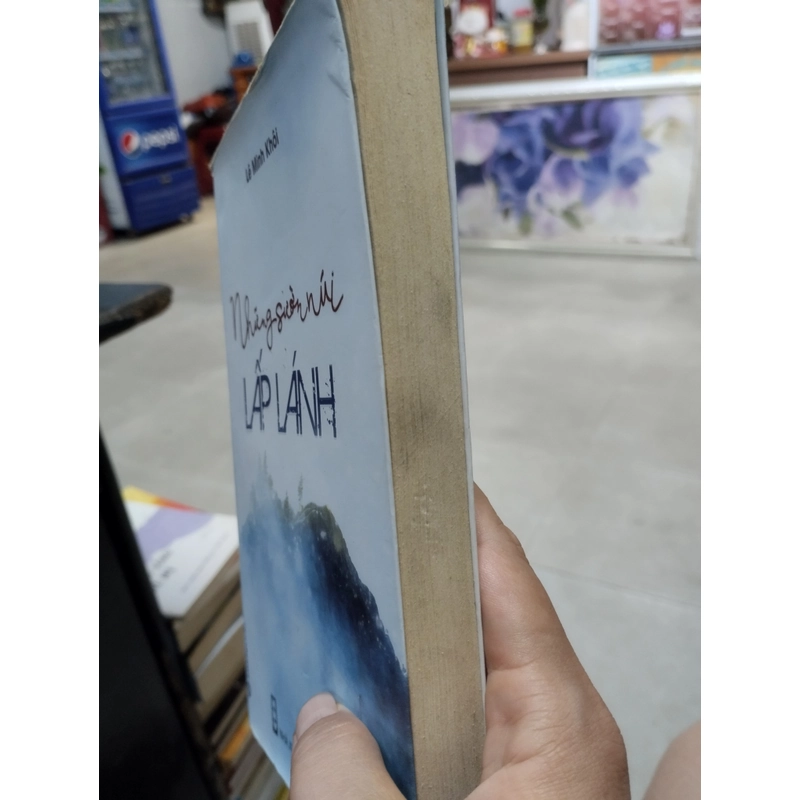 Những sườn núi lấp lánh" của tác giả Lê Minh Khôi.  496649
